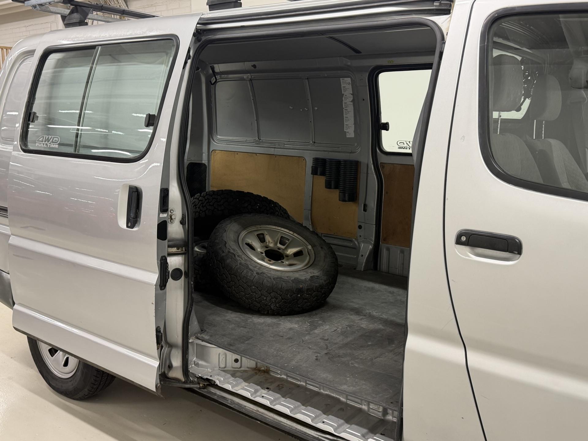 TOYOTA Hiace 2005