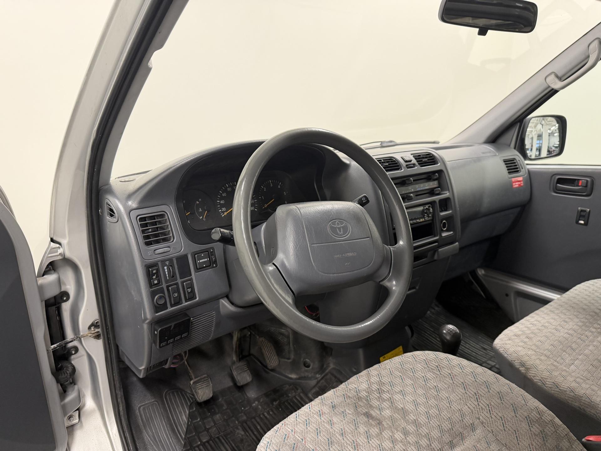 TOYOTA Hiace 2005