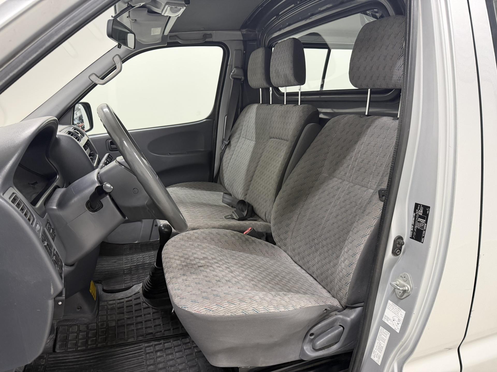 TOYOTA Hiace 2005