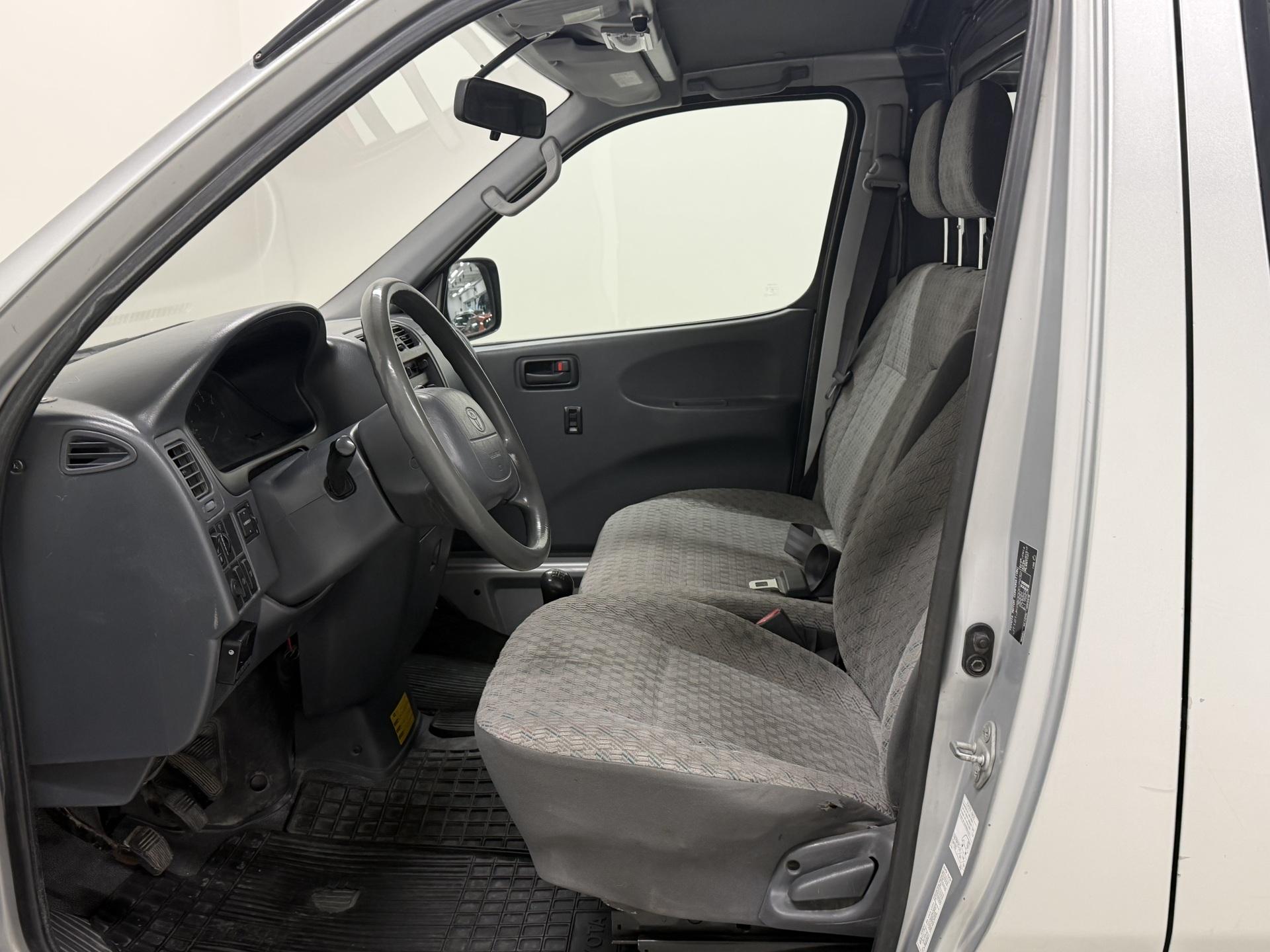 TOYOTA Hiace 2005