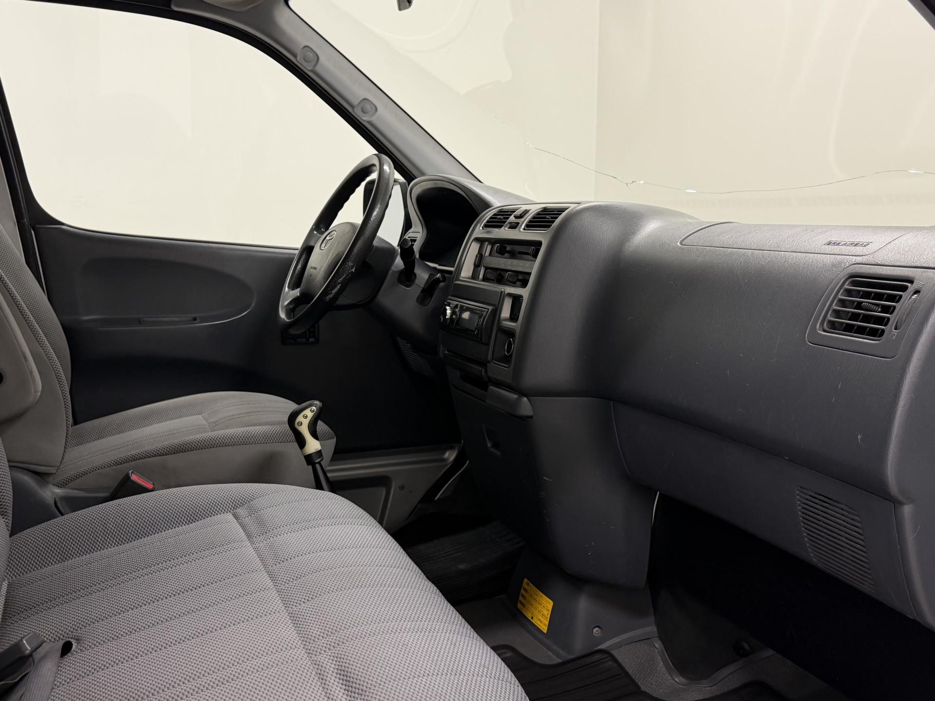 TOYOTA Hiace 2008