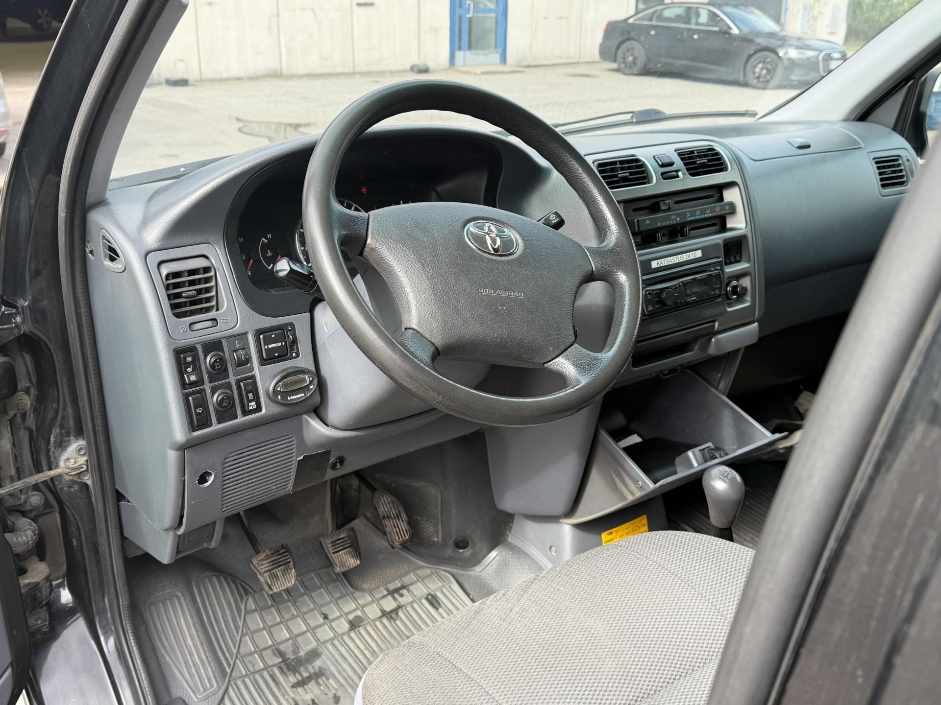 TOYOTA Hiace 2011
