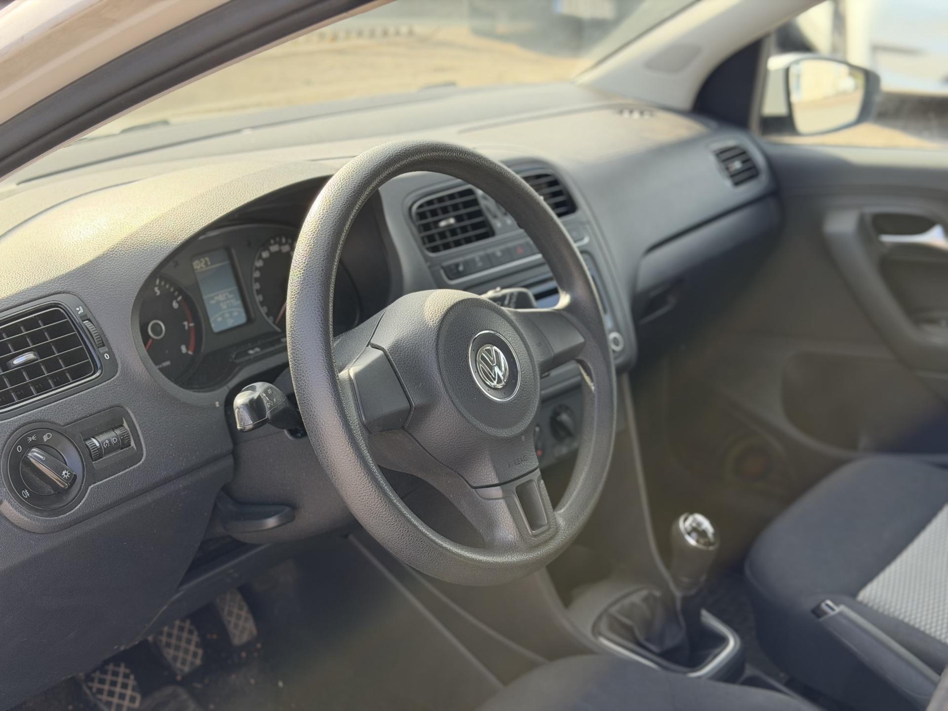 VOLKSWAGEN Polo 2014