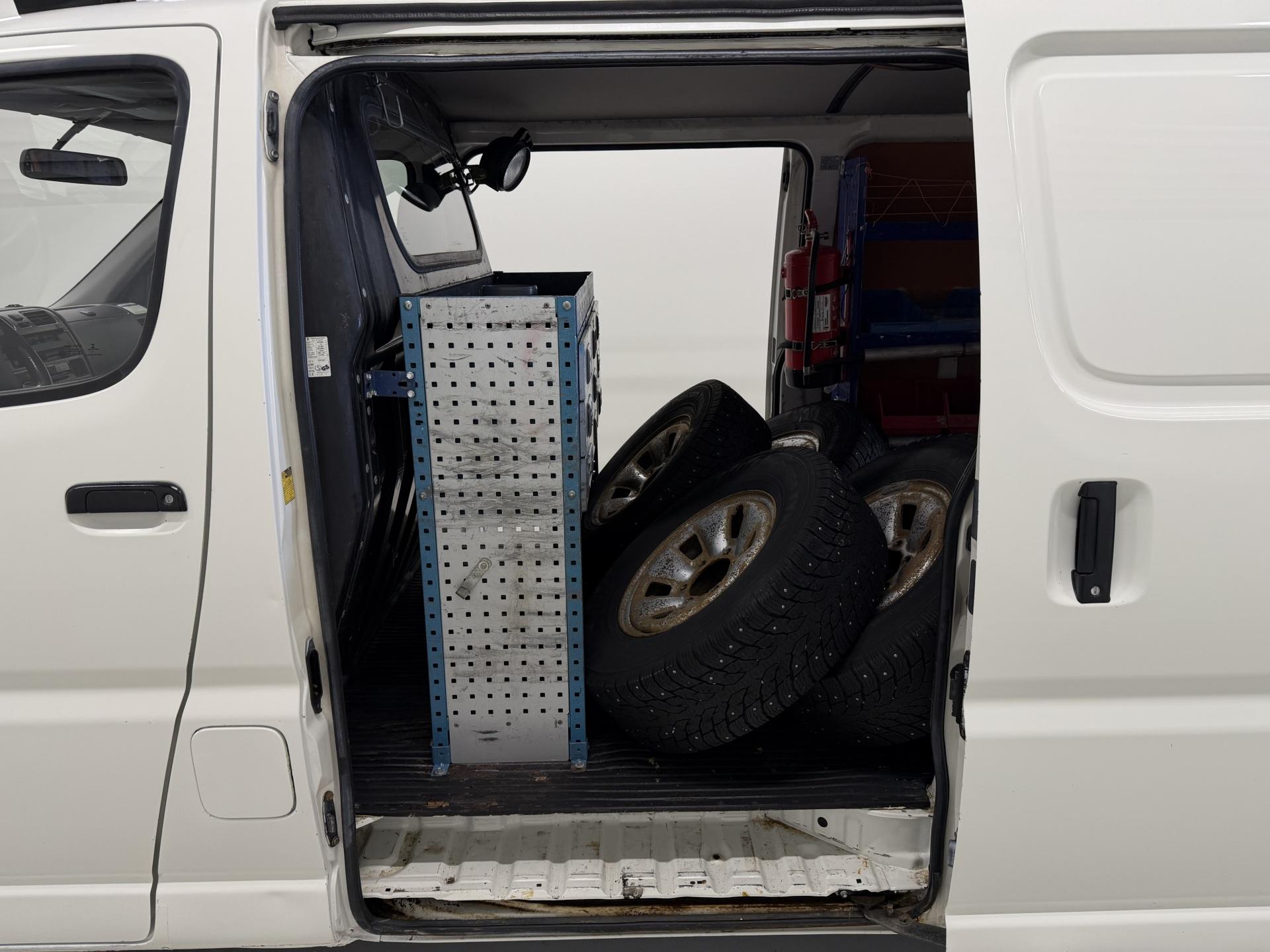 TOYOTA Hiace 2012