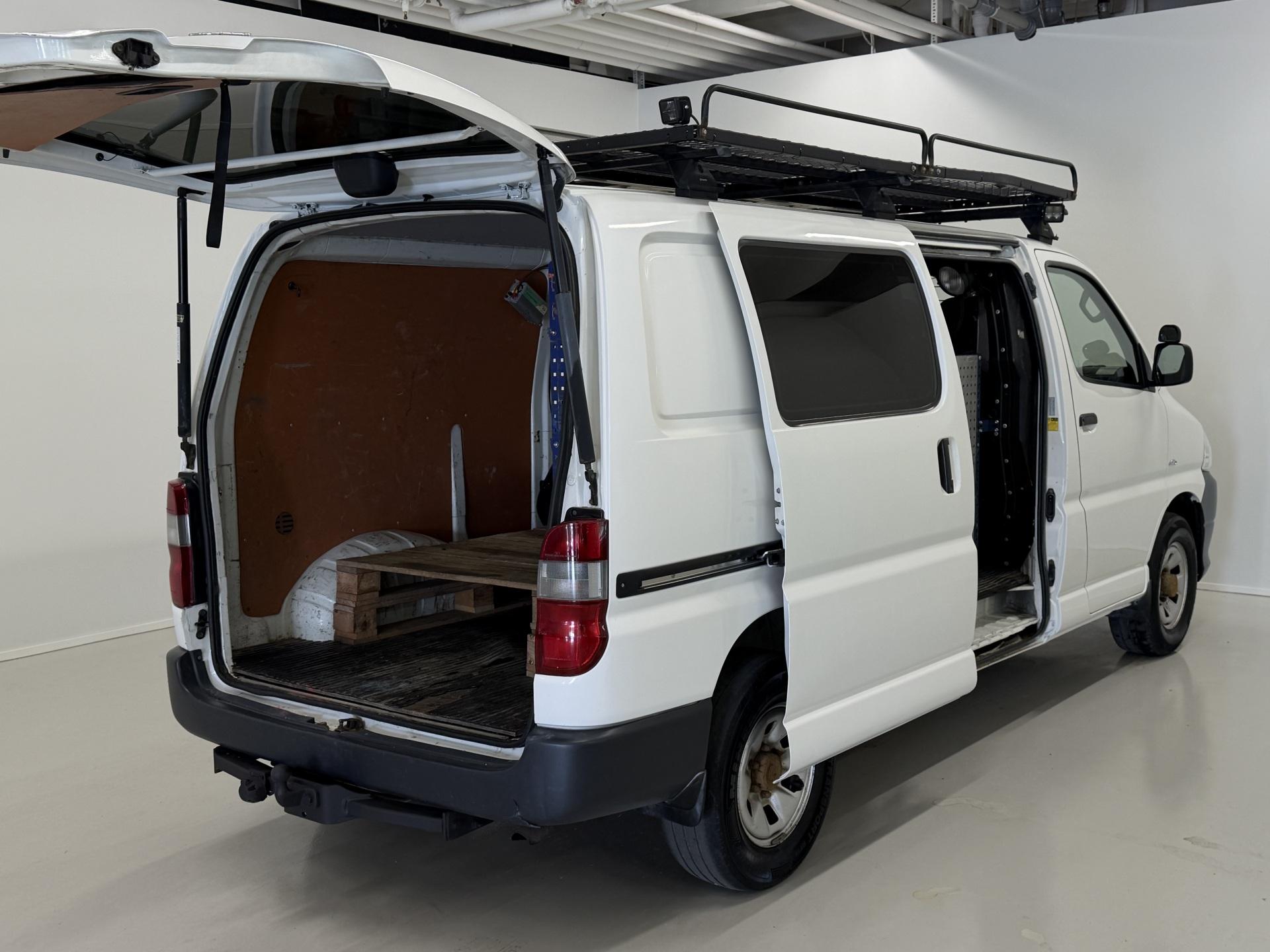 TOYOTA Hiace 2012