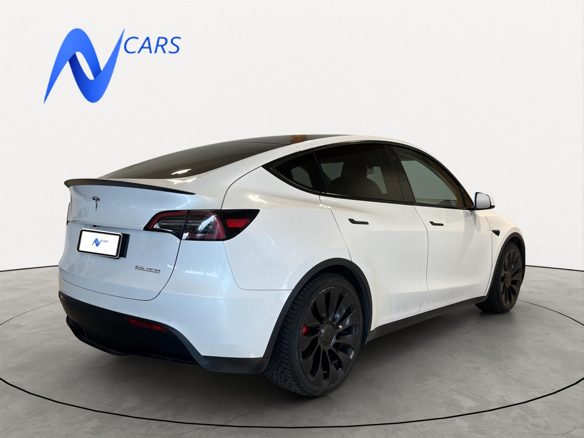 TESLA Model Y 3