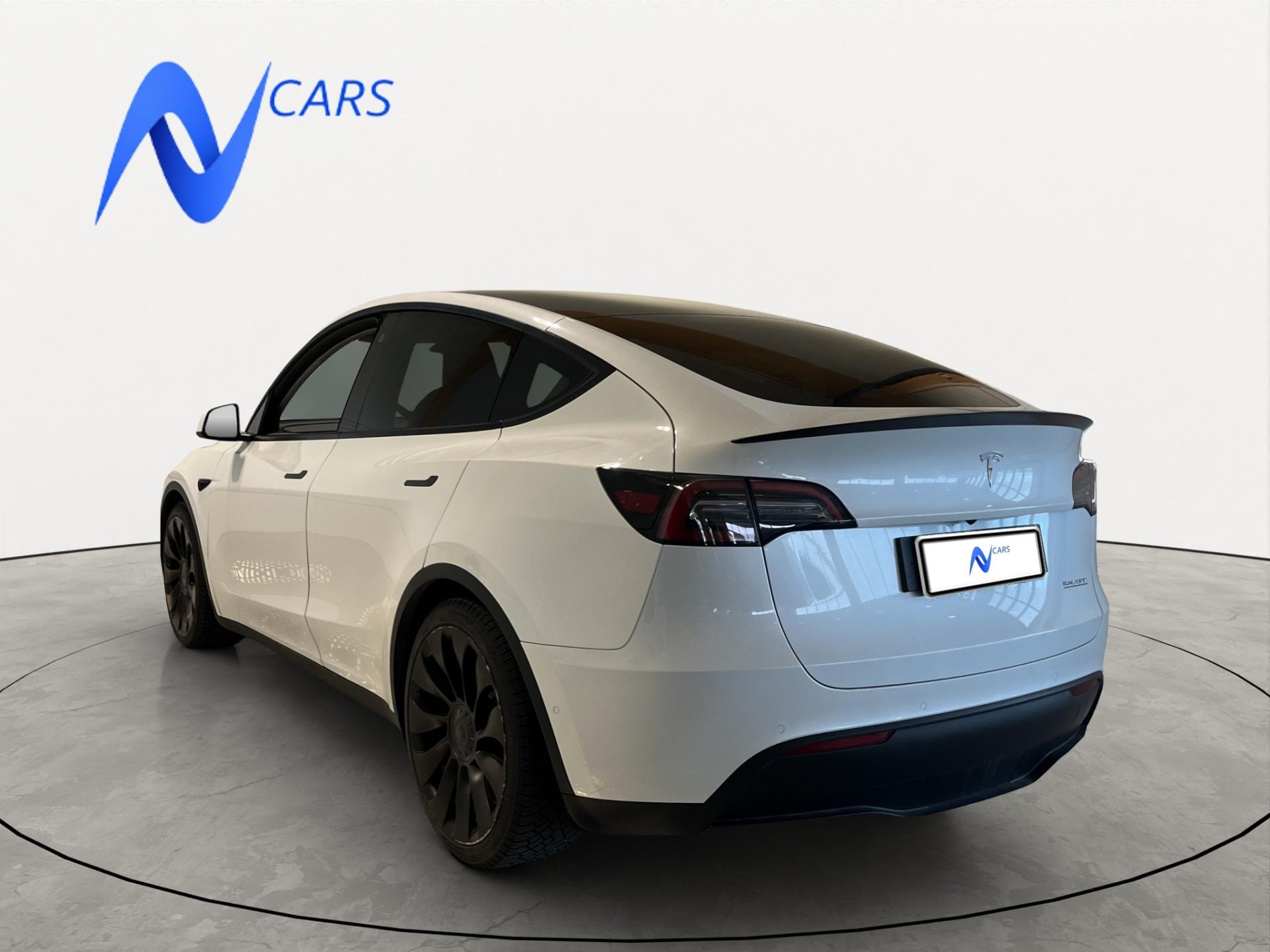 TESLA Model Y 4