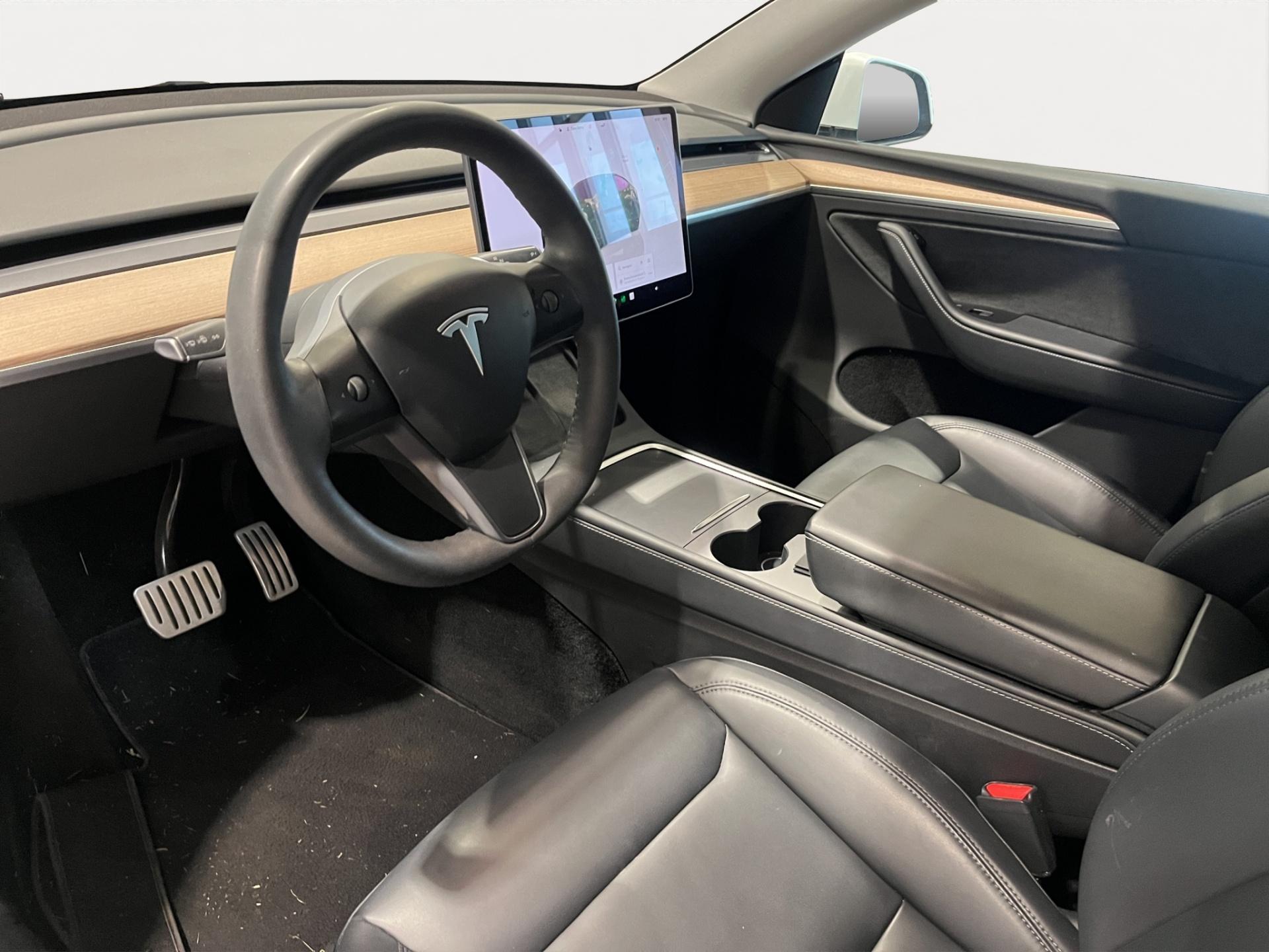 TESLA Model Y 5