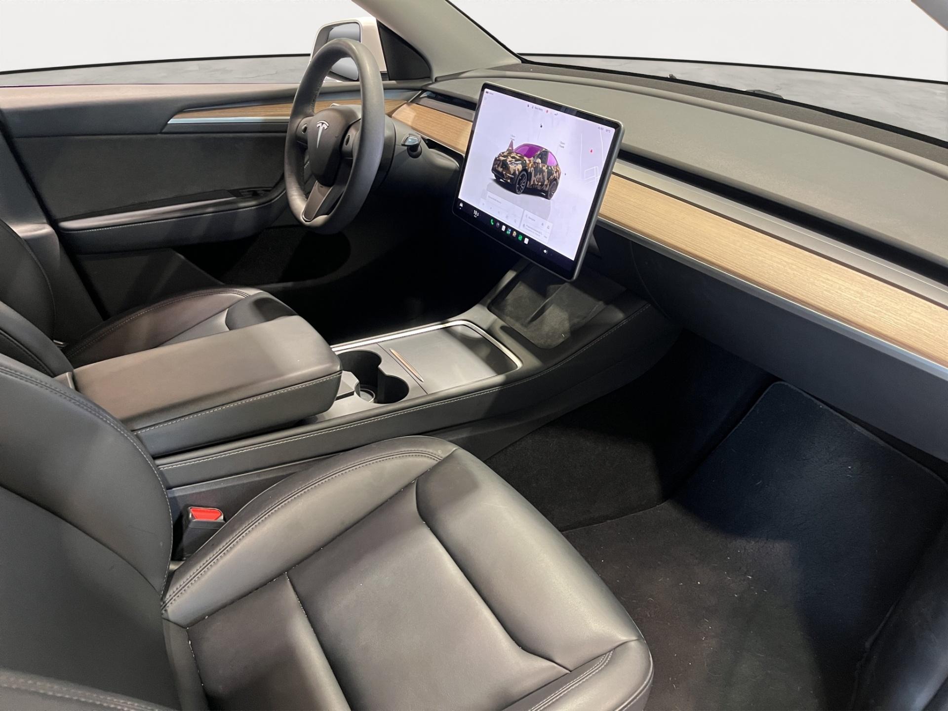 TESLA Model Y 6