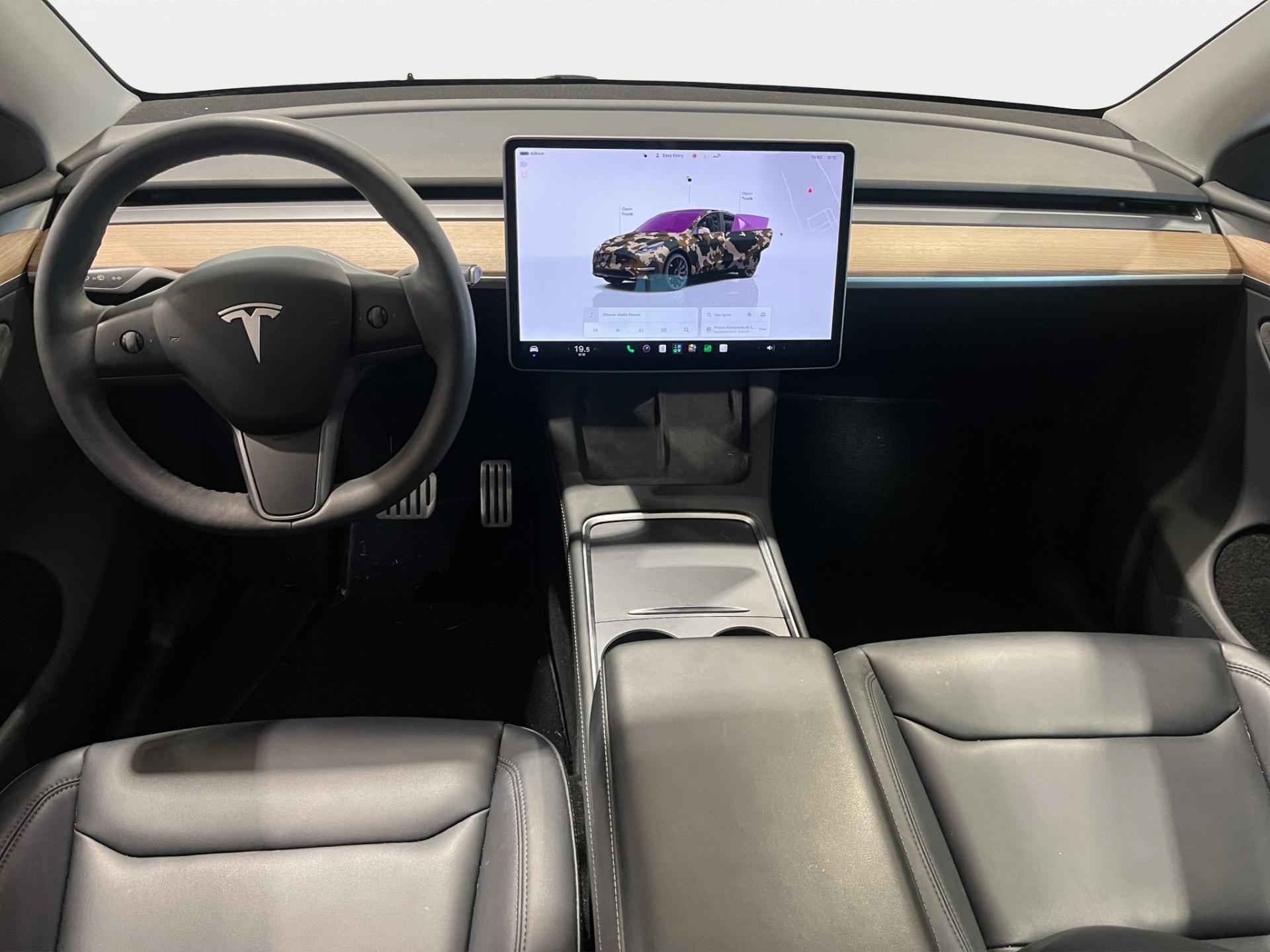 TESLA Model Y 8