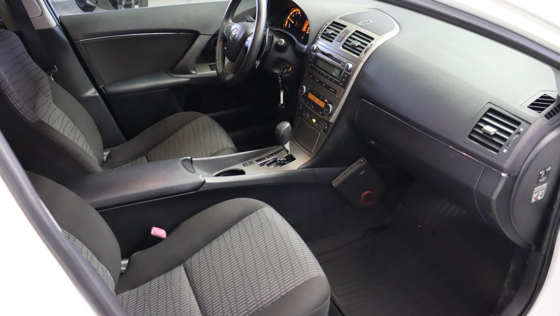 TOYOTA Avensis 2011
