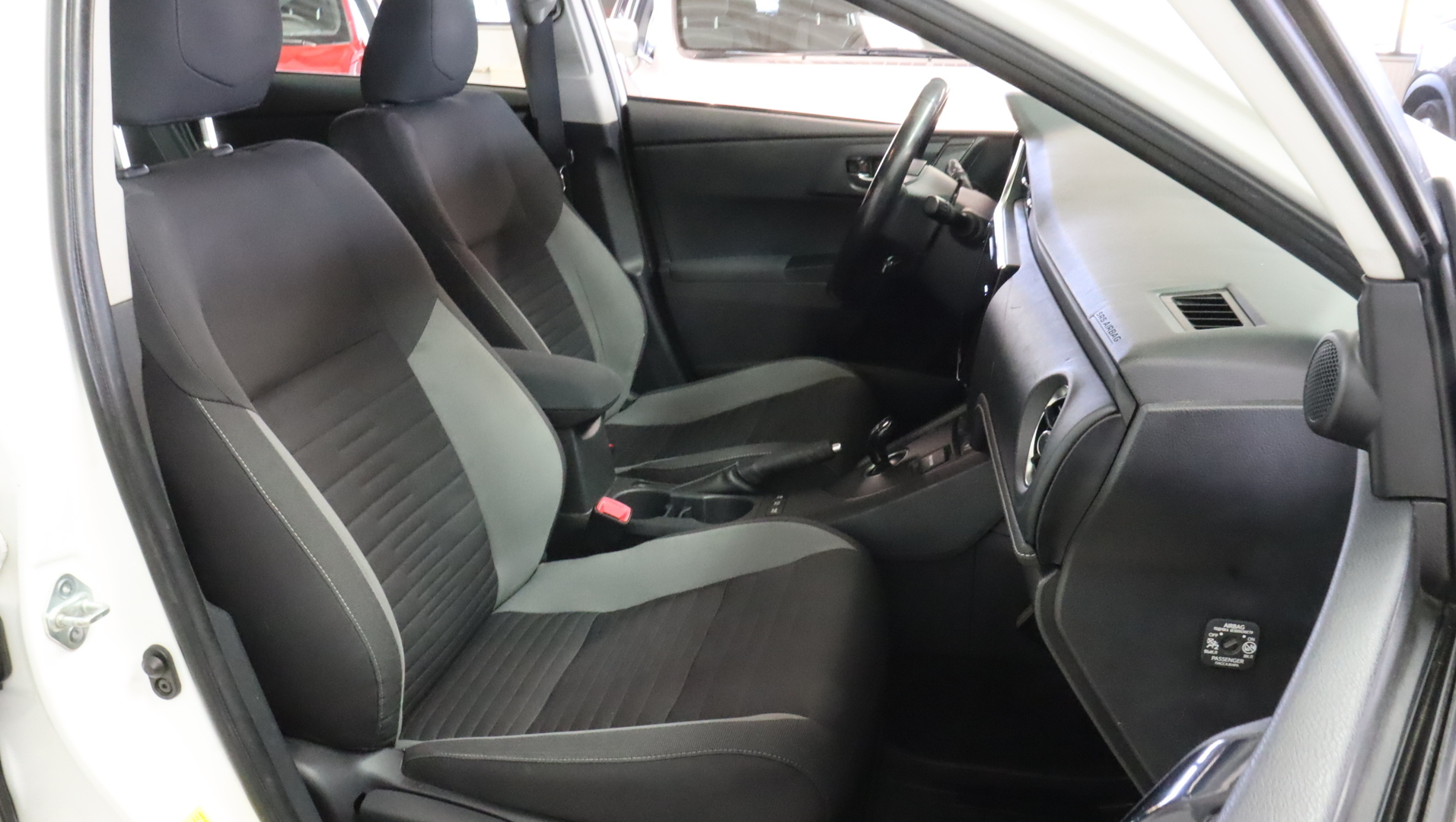 TOYOTA Auris 2016