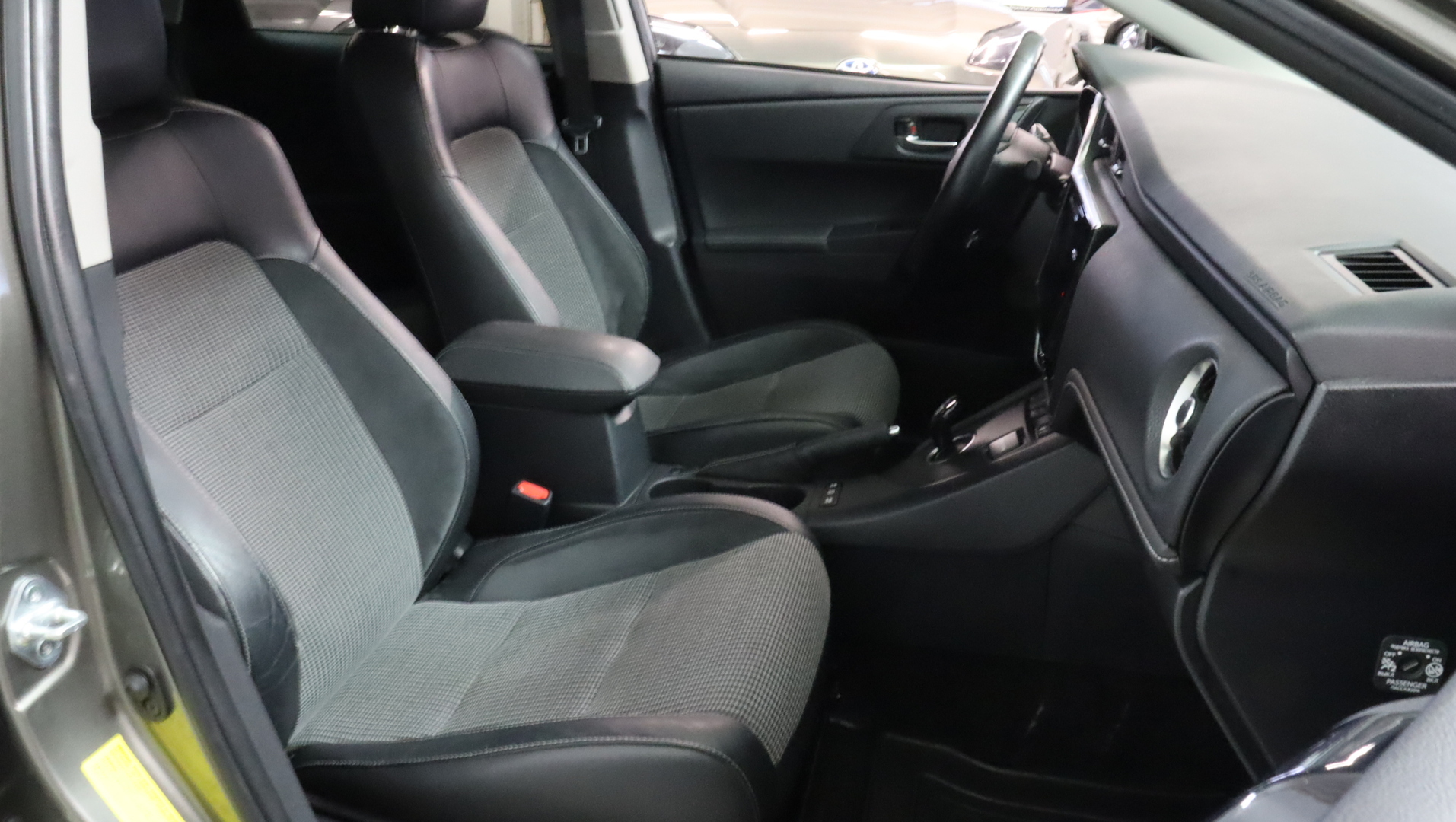 TOYOTA Auris 2016