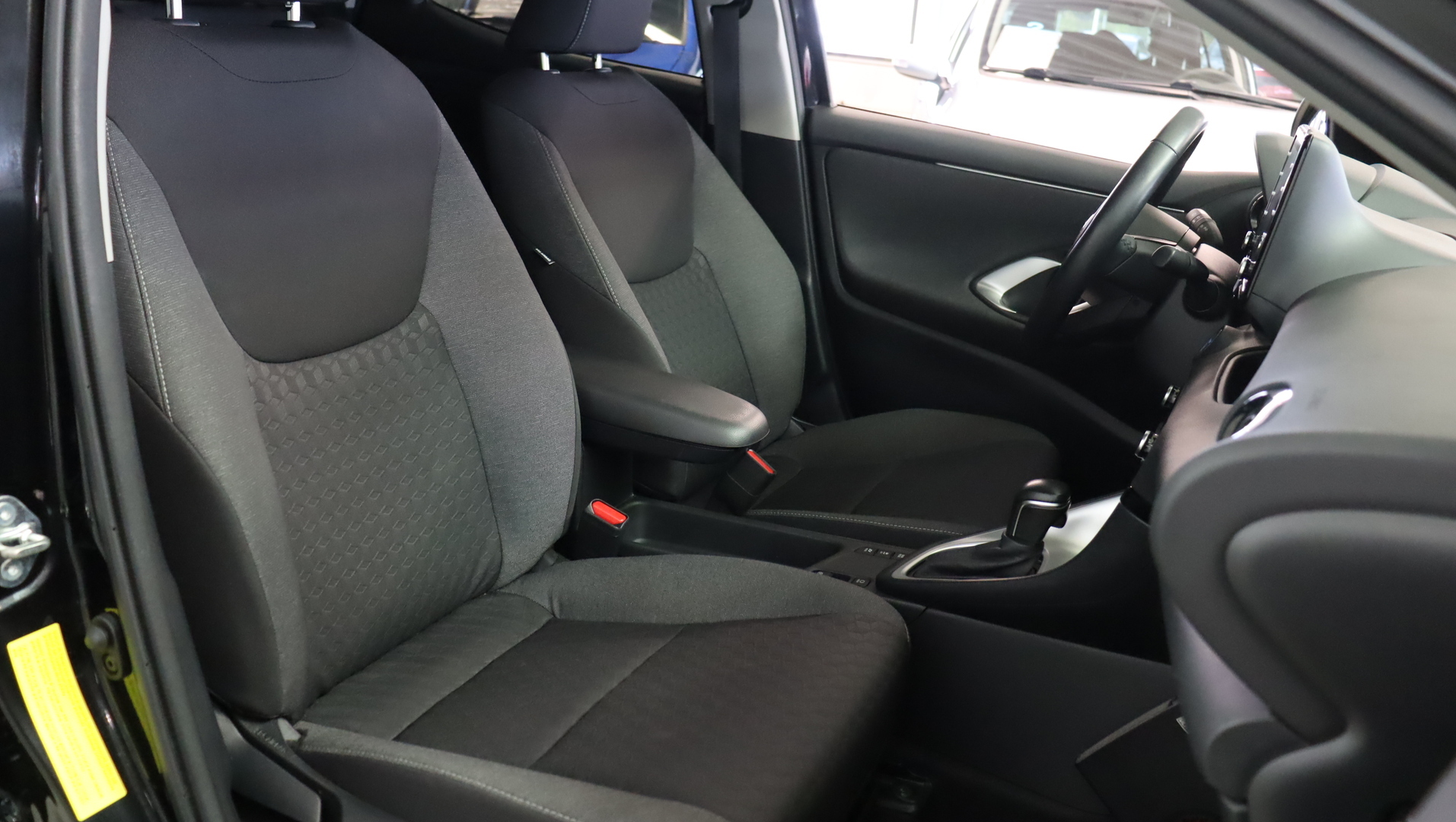 TOYOTA Yaris 12
