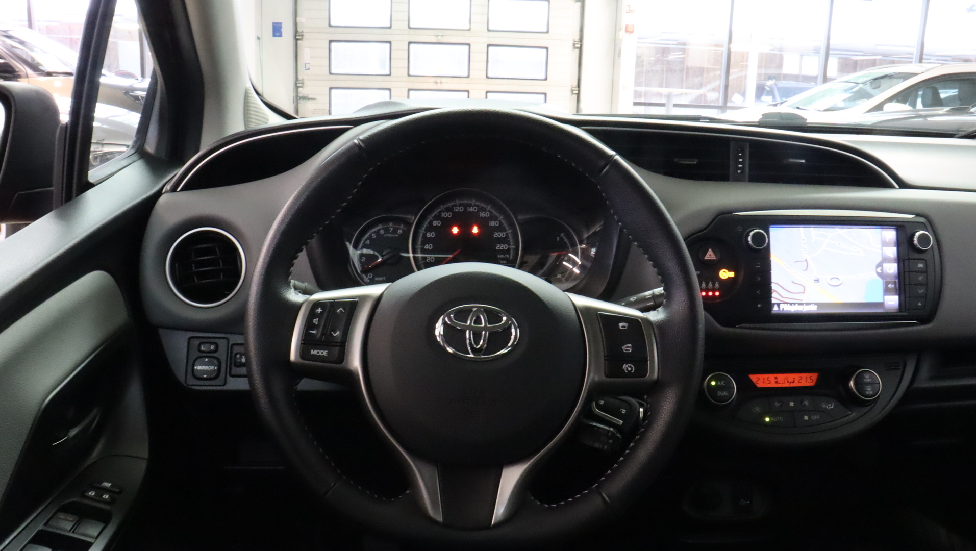 TOYOTA Yaris 2016