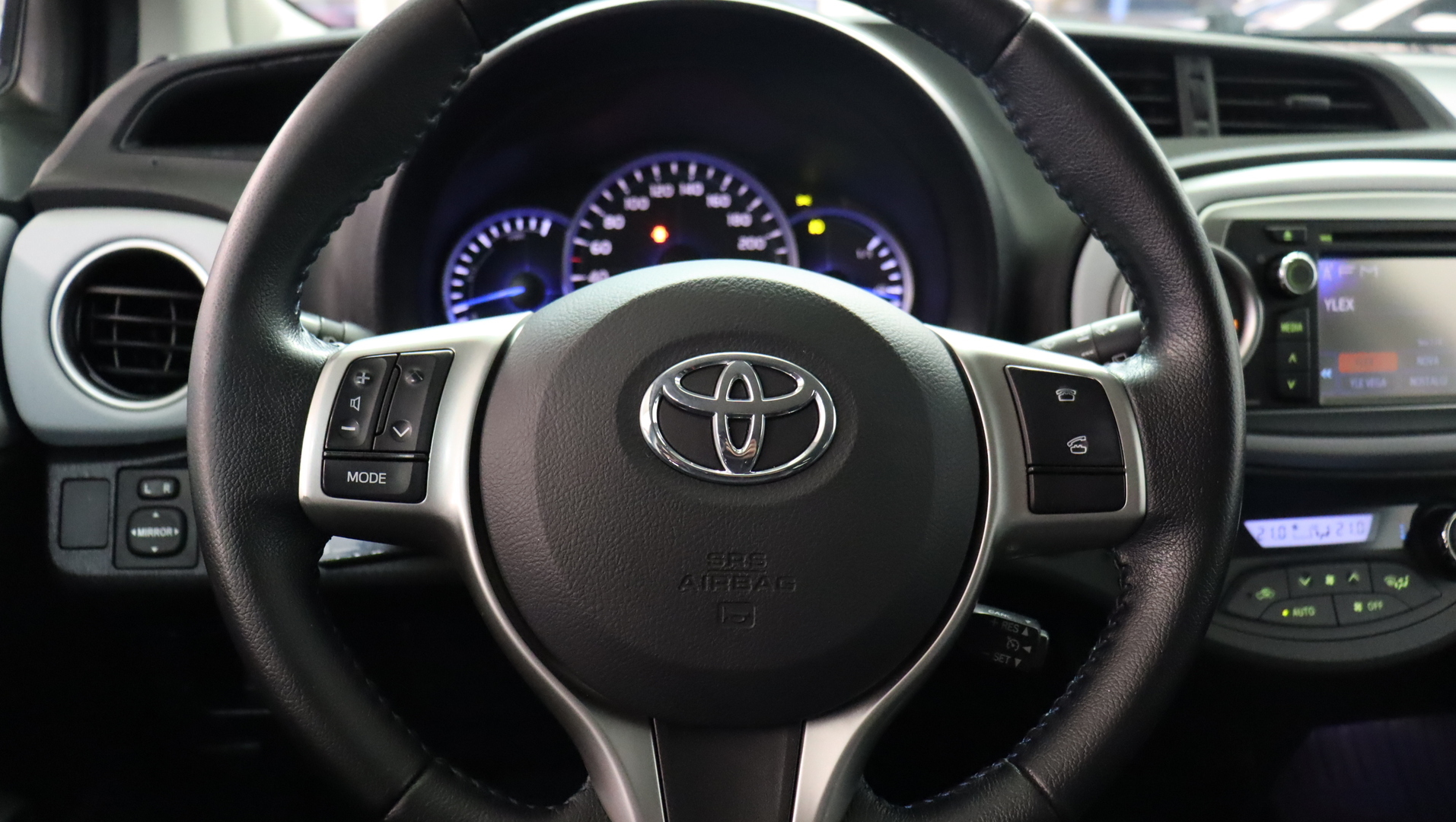 TOYOTA Yaris 2013