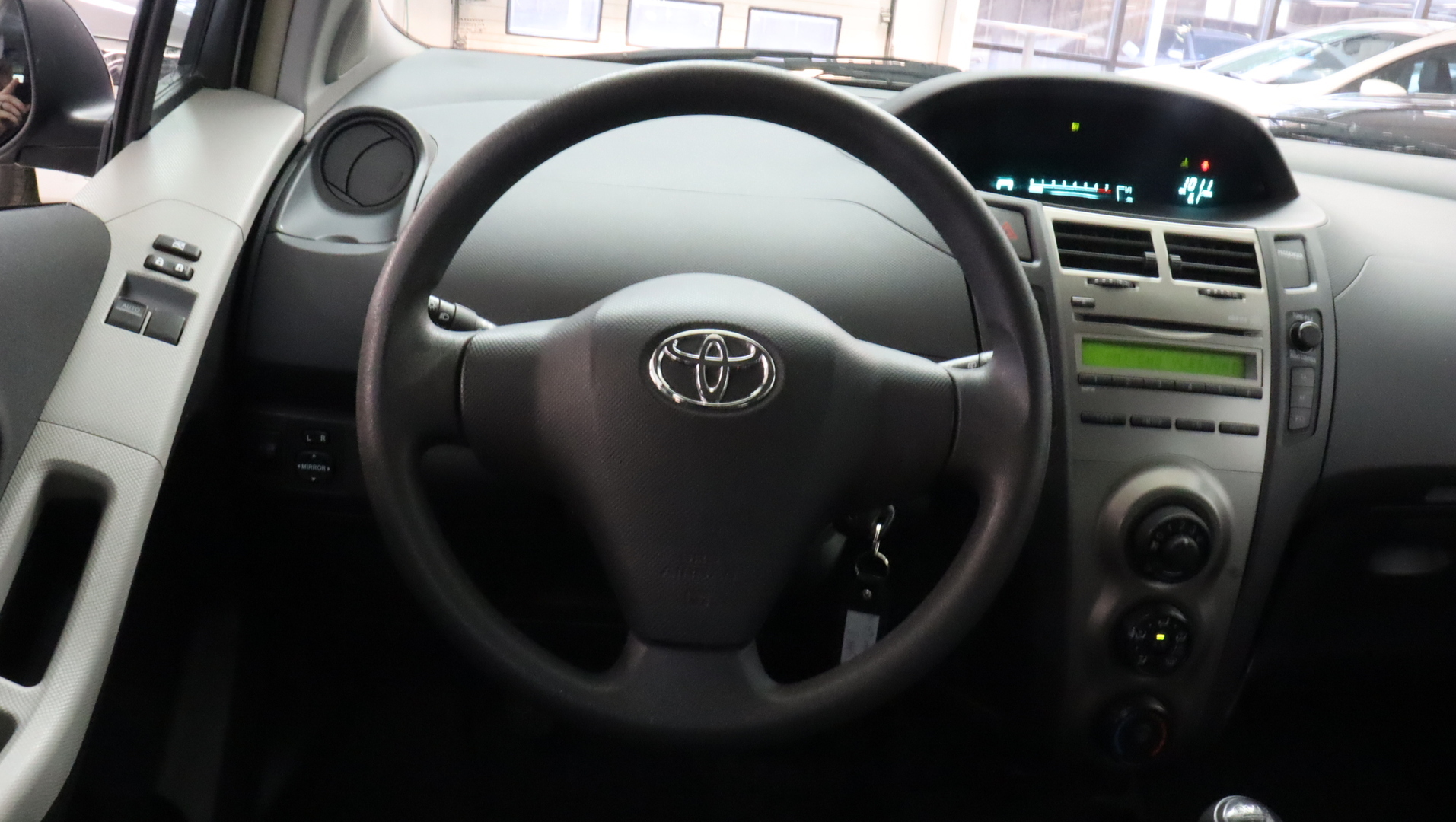 TOYOTA Yaris 2011