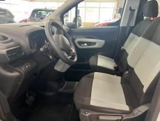 PureTech 130 Feel XL 7p EAT8 Automaatti Jakohihna vaihdettu 4/2026 / 7-paikkaa / Parkkitutka