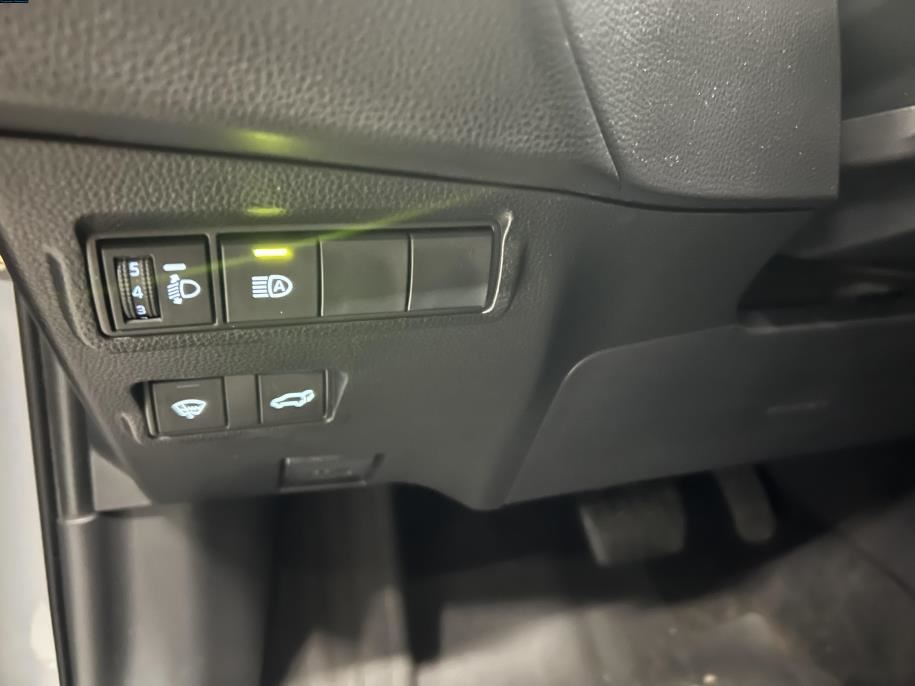 2.0 Hybrid AWD-i Launch Edition Sähköinen takaluukku / Adaptiivinen vakkari / Langaston latausalusta