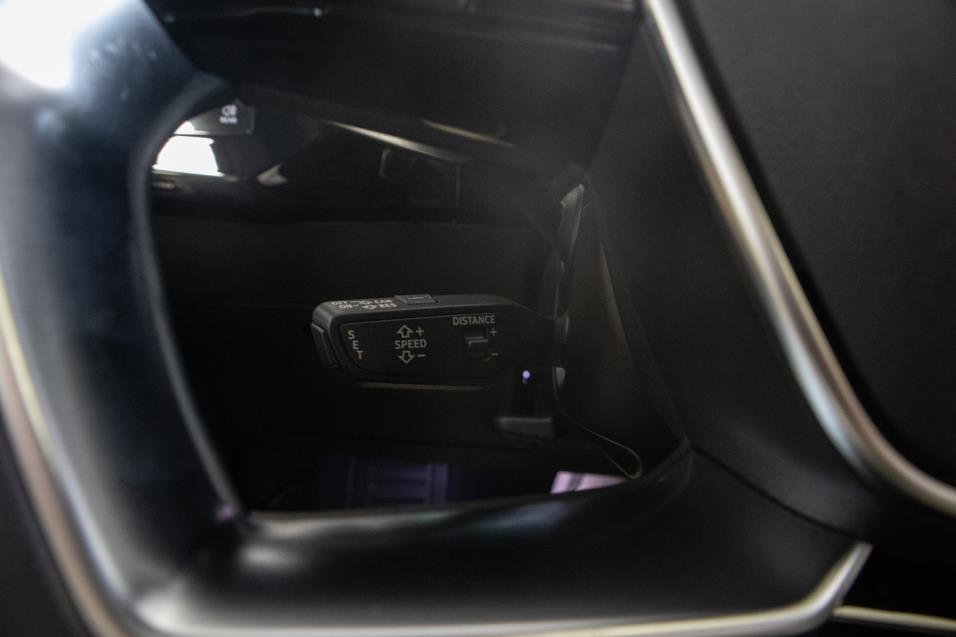 Audi e-tron 55 quattro // Panorama / Ilmastoidut etuistuimet / Adapt. vakkari / 360- kamera / Matrix