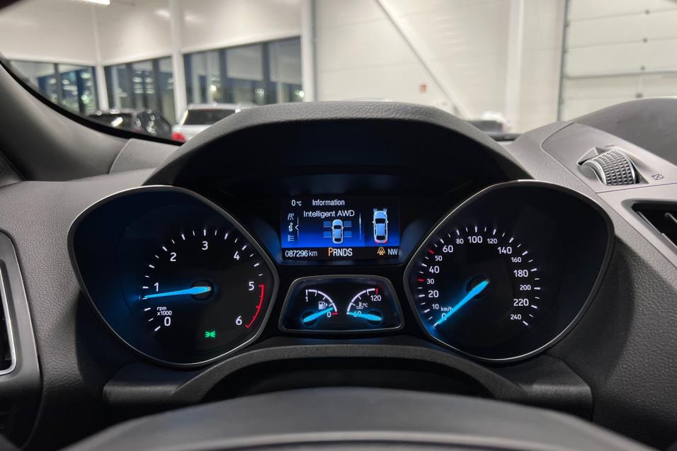 Ford Kuga 2,0TDCi 150 hv PowerShift A6 ST-Line AWD / Lisälämmitin / Vetokoukku / Navi / Lisävalo / Suomiauto