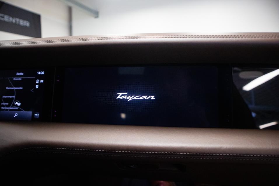 Porsche Taycan Turbo // Panorama / Ilmastoidut & hierovat 14- suuntaiset istuimet / Ilmalämpöpumppu / Surround View