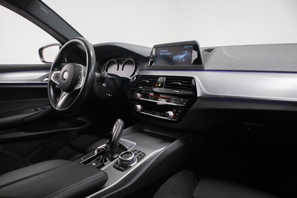 BMW 530 G30 Sedan 530d xDrive M-Sport / Kamera / Kattoluukku / Adapt. LED /