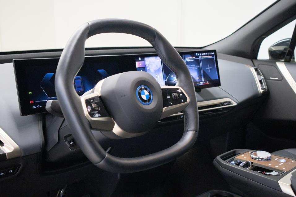 BMW iX xDrive50 Fully Charged / Sport-paketti / Ilmajouset / 4-pyöräohj. / Ilm. penkit / H/K® / HUD / Panor