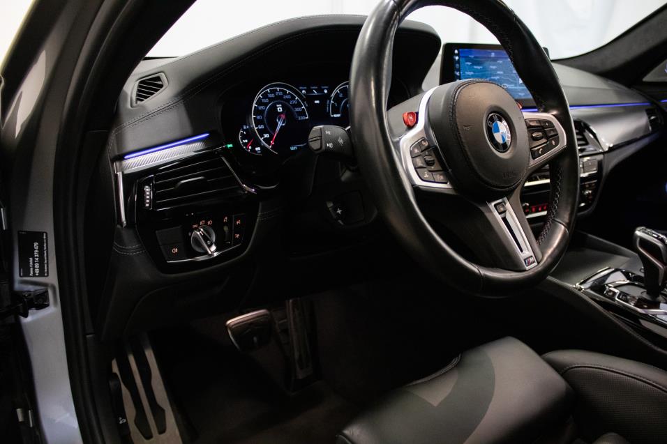 BMW M5 Sedan xDrive /ACC / Sport-putkisto / M-istuimet /  / Soft-close