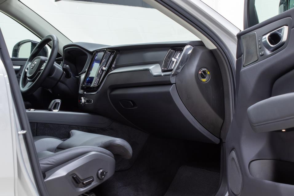 Volvo XC60 T8 AWD Long Range High Performance Ultimate Dark / HarmanKardon / ACC / HUD / 360°/ Koukku / 20"