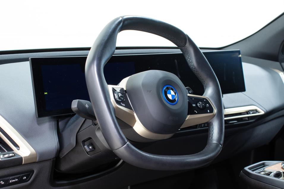 BMW iX xDrive40 / ACC / 360 / Comfort Access / Harman/Kardon / Monitoimipenkit / 22" / HUD / Heat Comfort