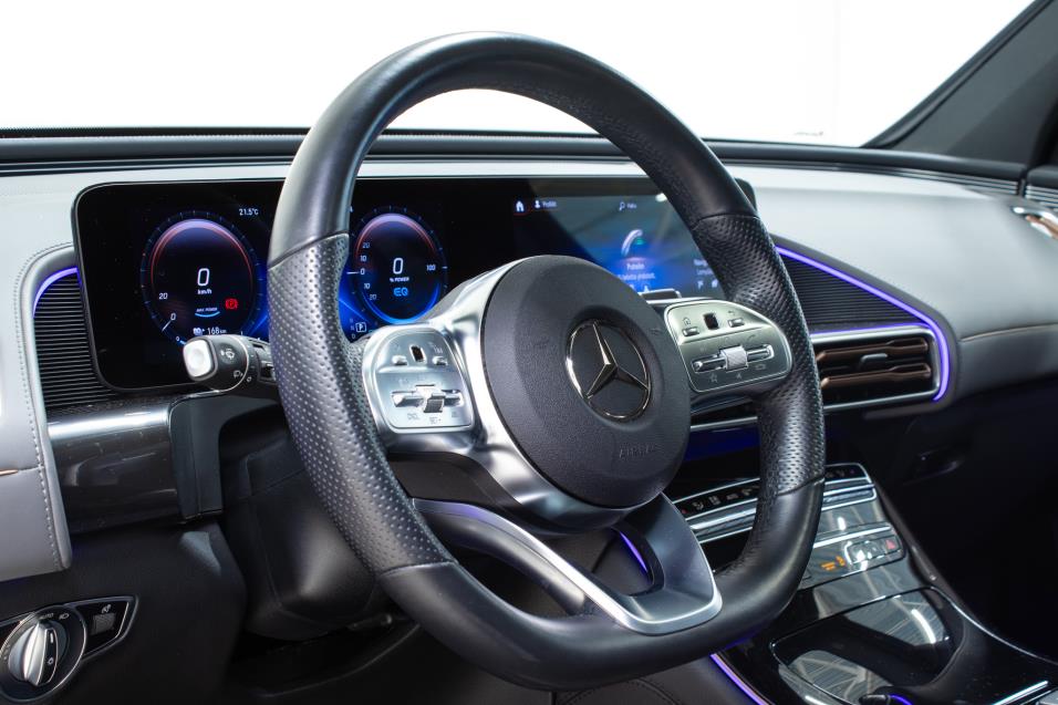 Mercedes-Benz EQC 400 4MATIC AMG / Distronic+ / 360° / Vetokoukku / Multibeam-LED / Kattoluukku / Nahat / 2x renkaat