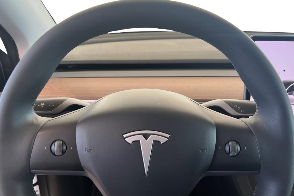 Tesla Model Y Long Range, Autopilotti, Kamera, Panoraama, 2x renkaat