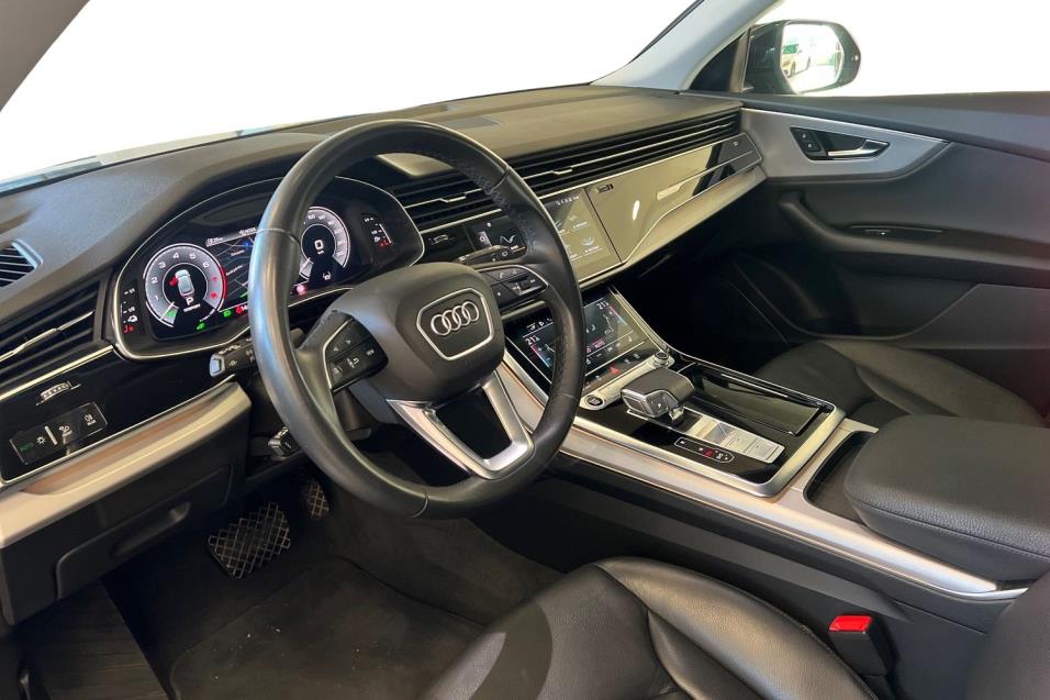 Audi Q8 55 TFSI e 280 kW quattro tiptronic // Tour & City paketit / ACC / Matrix / Vetokoukku / Jatkotakuu