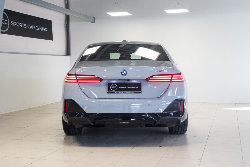 BMW i5 G60 eDrive40 M Sport // ALV-väh. / Takuu / Adapt. LED / Kamera / Ambient valopaketti